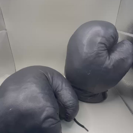 Soviet Boxing Gloves Kiev, Black Leather 10 oz, Sparring - video
