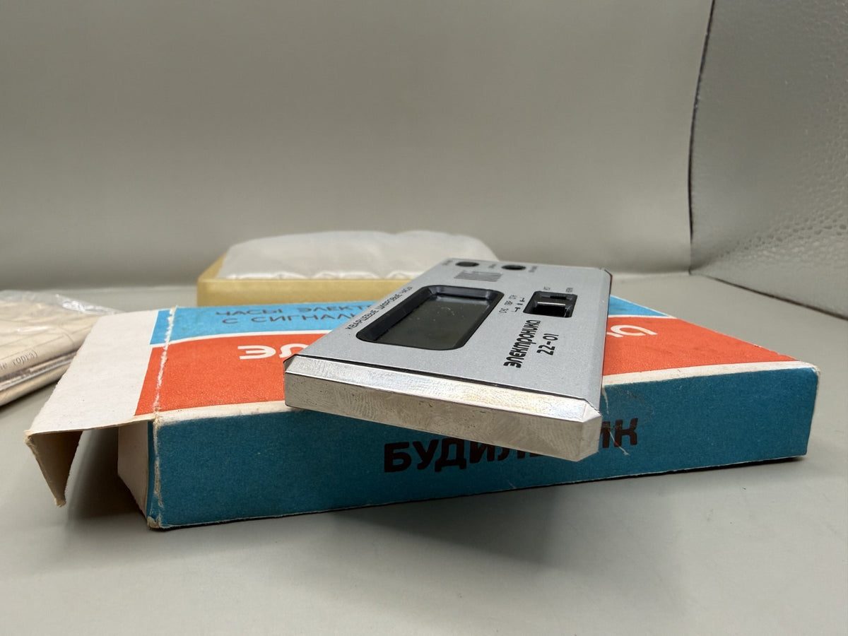 Elektronika 22-01 Soviet Travel Alarm Clock, LCD, NOS in Box - photo 5