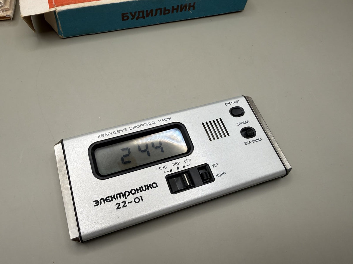 Elektronika 22-01 Soviet Travel Alarm Clock, LCD, NOS in Box - photo 3